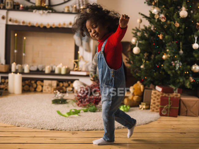 Afrikanisches Mädchen zur Weihnachtszeit — Stockfoto