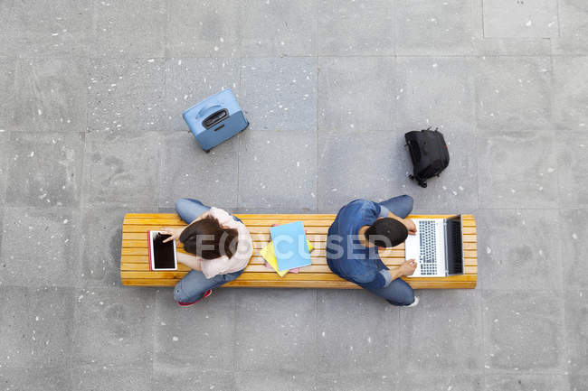 Studenti che studiano presso l'università sala principale — Foto stock