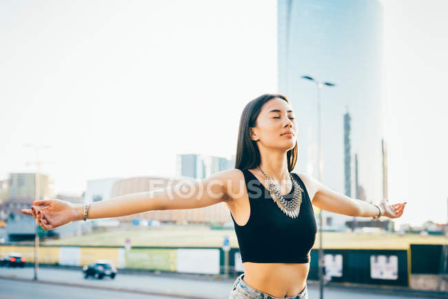 Donna asiatica con le braccia aperte — Foto stock
