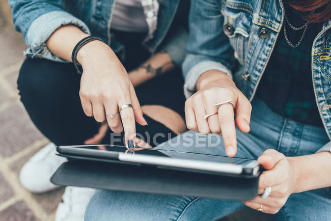 Frauen tippen auf den Bildschirm des Tablets — Stockfoto