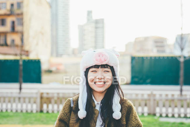 Asiatica hipster donna in città — Foto stock