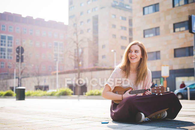 Mulher jogando ukulele — Fotografia de Stock