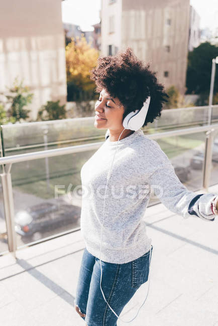 Afro donna all'aperto in città danza — Foto stock