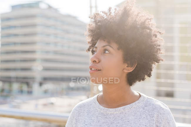 Afro donna all'aperto in città — Foto stock