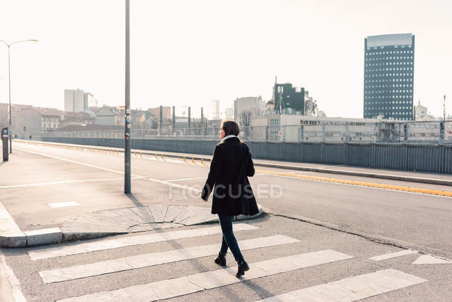 Mulher ouvindo música andando ao ar livre — Fotografia de Stock