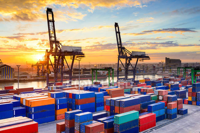 Industriehafen im Morgengrauen im Hafen von Casablanca, Marokko. — Stockfoto