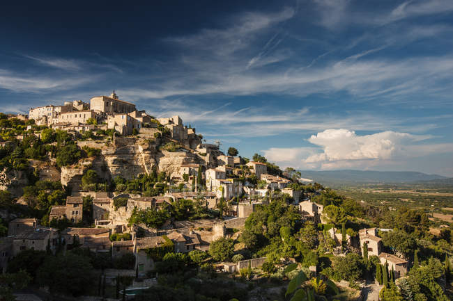 Vue sur Gordes - l'un des plus beaux villages de France — Photo de stock