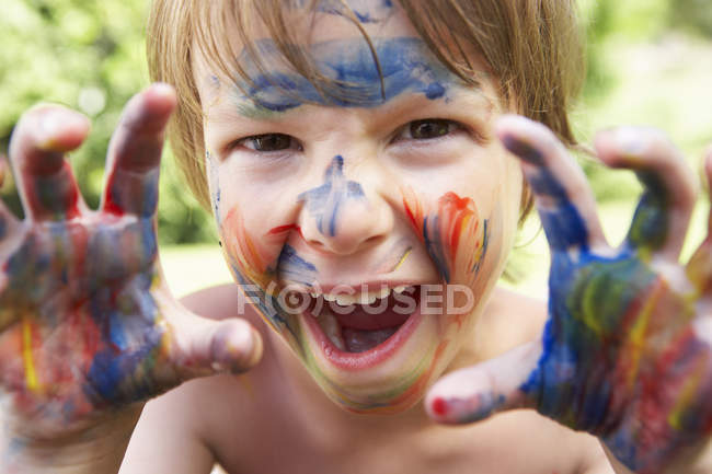 Ragazzo con viso dipinto — Foto stock