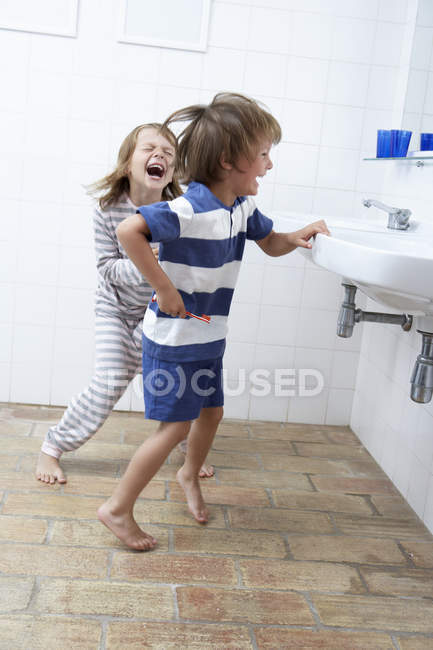 Хлопчик і дівчинка чистять зуби — стокове фото
