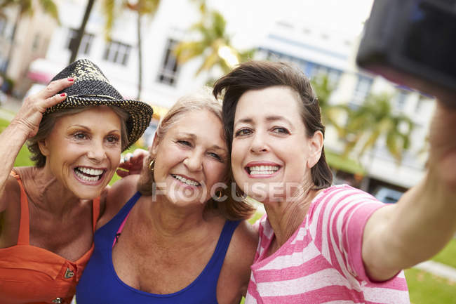 Amis femmes âgées prenant Selfie — Photo de stock