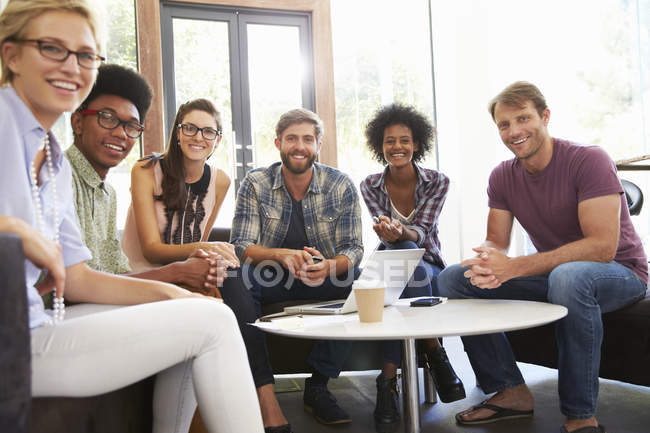 Imprenditori che hanno riunione informale in ufficio — Foto stock