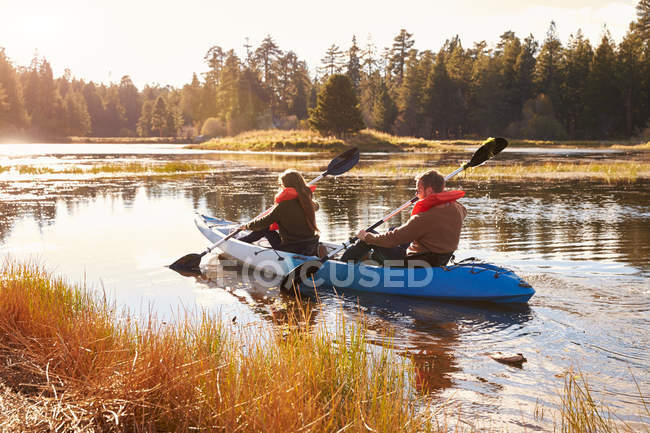 Couple kayak sur le lac — Photo de stock