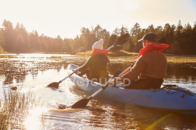 Couple kayak sur le lac — Photo de stock