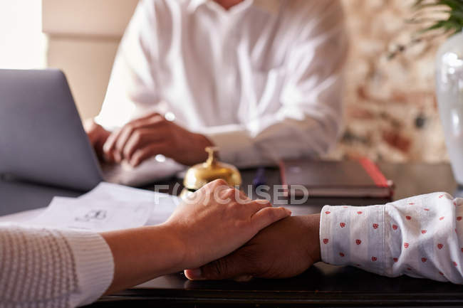 Coppia che si tiene per mano in hotel — Foto stock