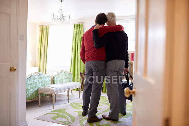 Coppia maschile in camera d'albergo — Foto stock