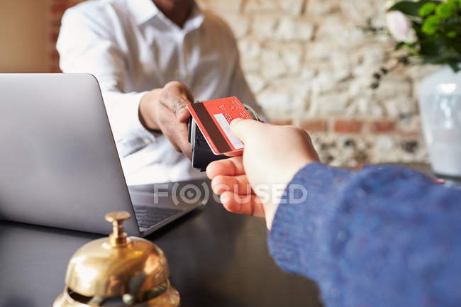 Gast macht Kartenzahlung — Stockfoto