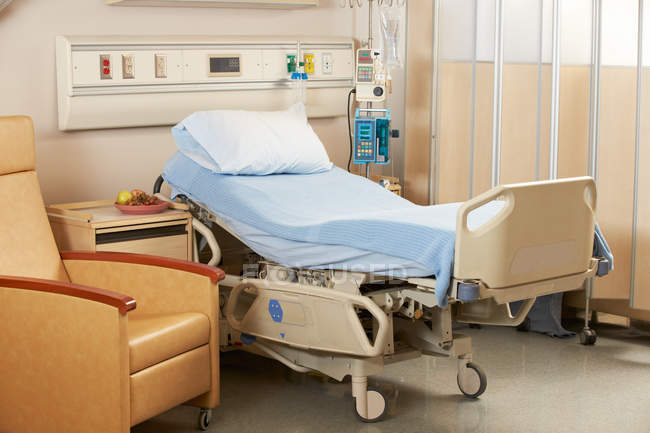 Leeres Bett auf der Krankenstation — Stockfoto