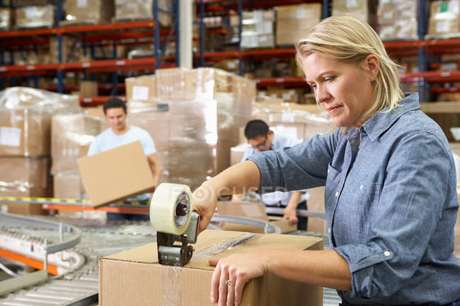 Travailleurs dans l'entrepôt de distribution — Photo de stock