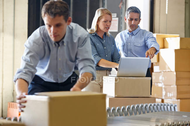 Travailleurs dans l'entrepôt de distribution — Photo de stock