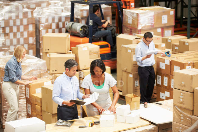 Travailleurs dans l'entrepôt Préparation des marchandises pour l'expédition — Photo de stock