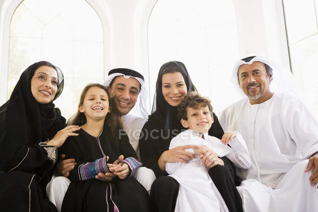 Una familia de Oriente Medio - foto de stock