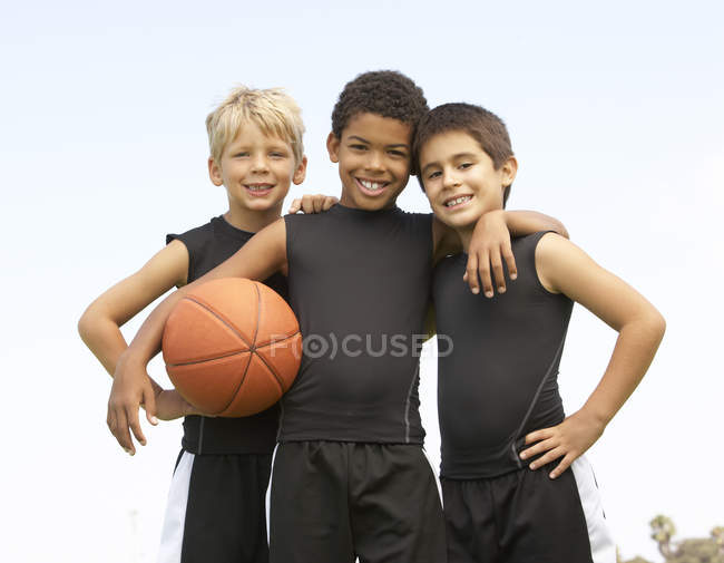 Jeune garçon jouant au basket — Photo de stock