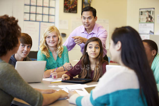 Studenti delle scuole superiori con insegnante — Foto stock