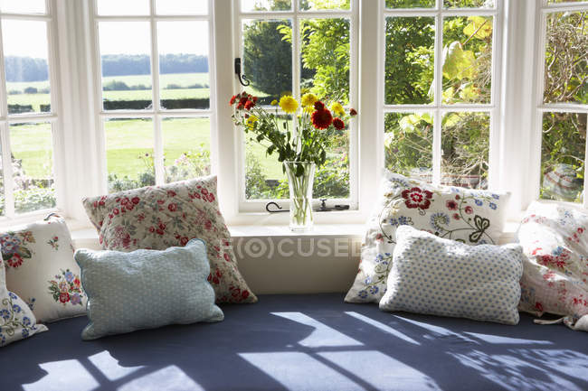Окно сиденья в современном доме — стоковое фото