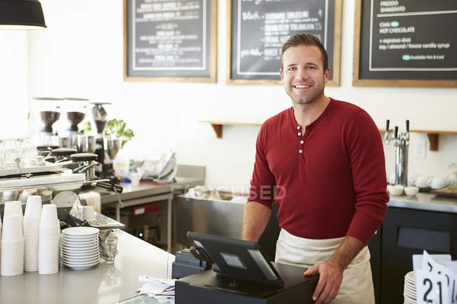 Cliente que paga en la cafetería usando la pantalla táctil - foto de stock