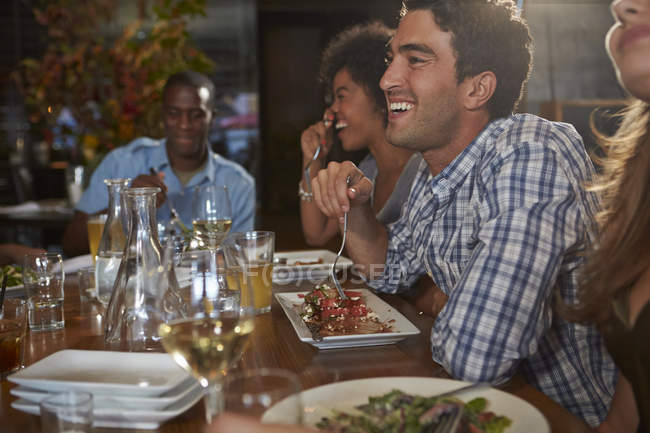 Gruppo di amici che si godono il pasto nel ristorante — Foto stock