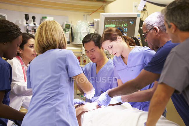 Équipe médicale travaillant sur le patient en salle d'urgence — Photo de stock