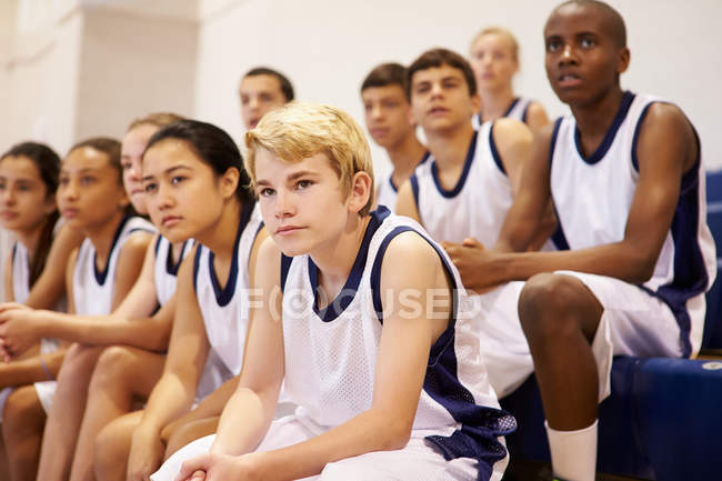 Espectadores assistindo Basquete Equipe Match — Fotografia de Stock