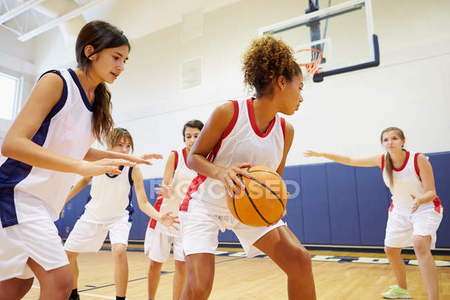 L'équipe féminine de basket-ball joue au jeu — Photo de stock