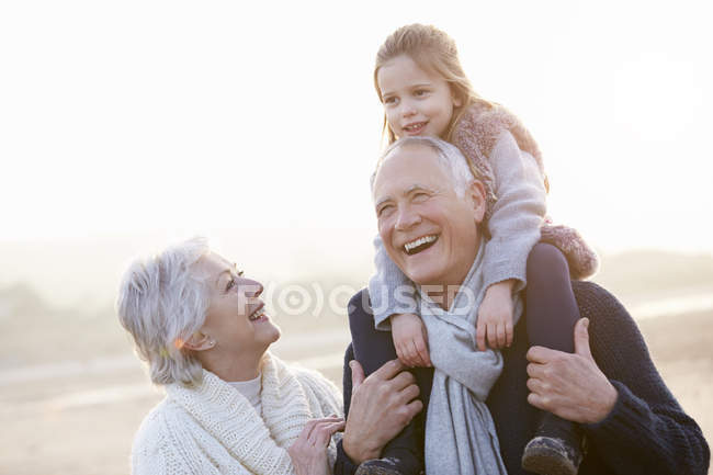 Бабусі і дідусі і онука Прогулянки — стокове фото
