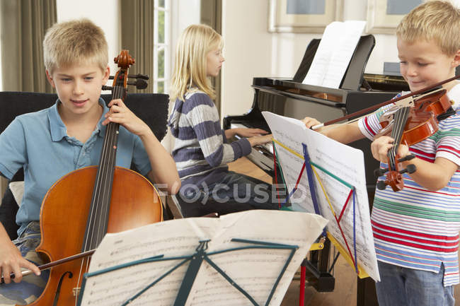 Enfants jouant des instruments de musique — Photo de stock