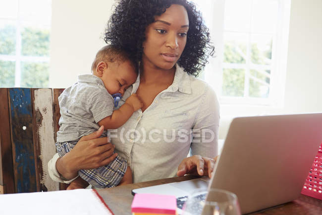 Madre con bambino lavoro — Foto stock