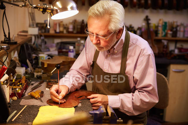 Mann restauriert Geige — Stockfoto
