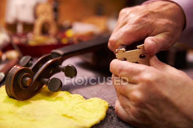 Ripristino del violino in officina — Foto stock