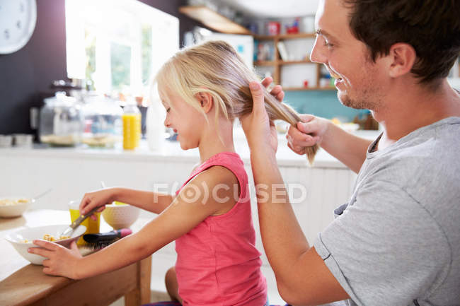 Cabelo da filha de estilo pai — Fotografia de Stock