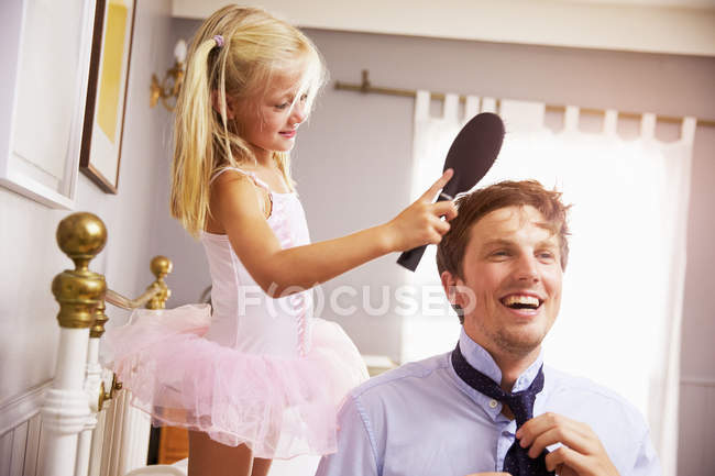 Daughter Helps Father To Get Ready For Work — Stock Photo