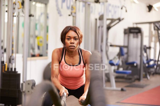 Woman working out at a gym — Stock Photo