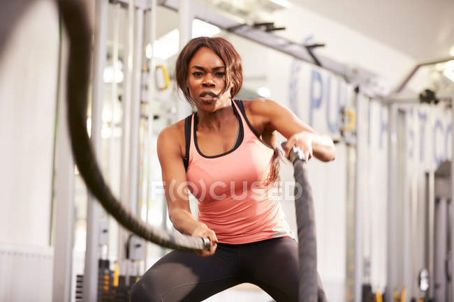 Frau trainiert im Fitnessstudio — Stockfoto