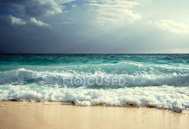 Olas en la playa de Seychelles - foto de stock