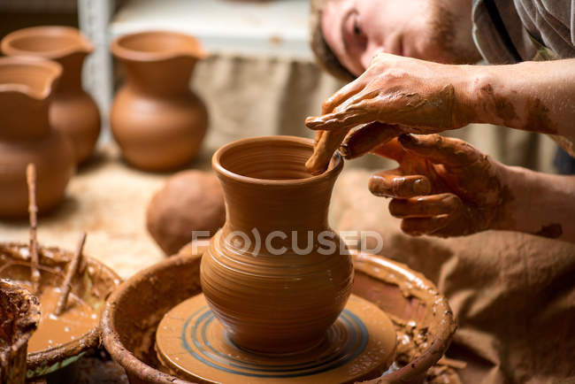 Mani di un vasaio, creando un vaso di terra — Foto stock