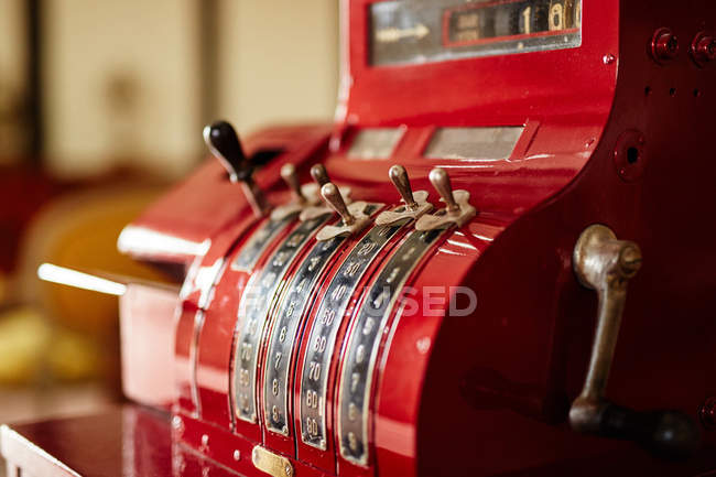 Vieille caisse enregistreuse rouge dans un magasin — Photo de stock