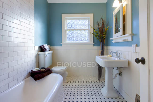 Antique luxury design of blue bathroom — Stock Photo