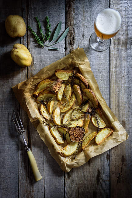 Pommes de terre cuites au four dans un plateau de style toscan — Photo de stock