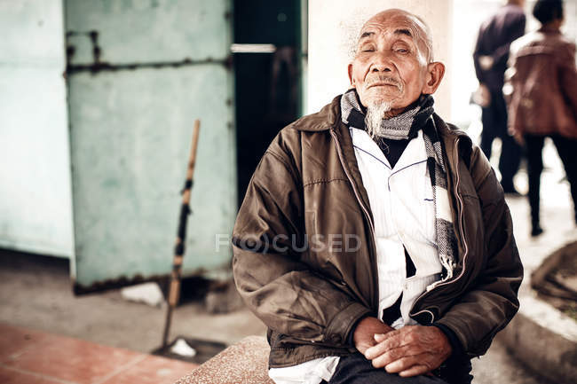 Undefined old woman portrait in Ha long city — Stock Photo