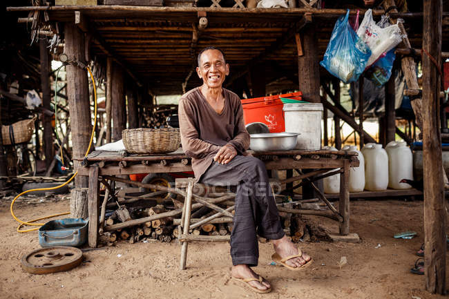 Porträt eines unbekannten asiatischen Mannes am Tonle-Saft-See — Stockfoto