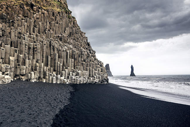 La spiaggia di sabbia nera di Reynisfjara e il monte Reynisfjall — Foto stock